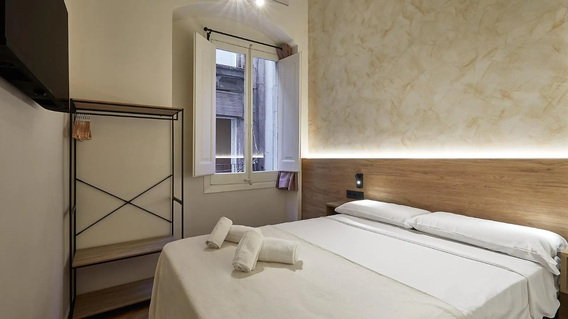 Ella Hostel Boqueria Barcelona 2*,